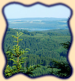 Blick vom Schneeberg - eingebettet im Wald ist unten im Tal der Bergsee Ratscher zu erkennen